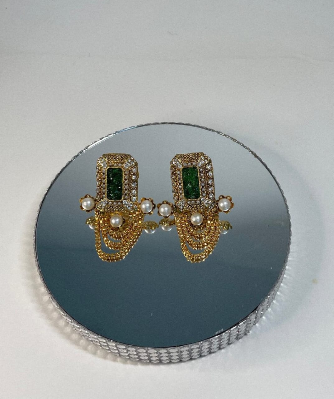 Emerald-Hued Chain Dangle Earrings - Image 2