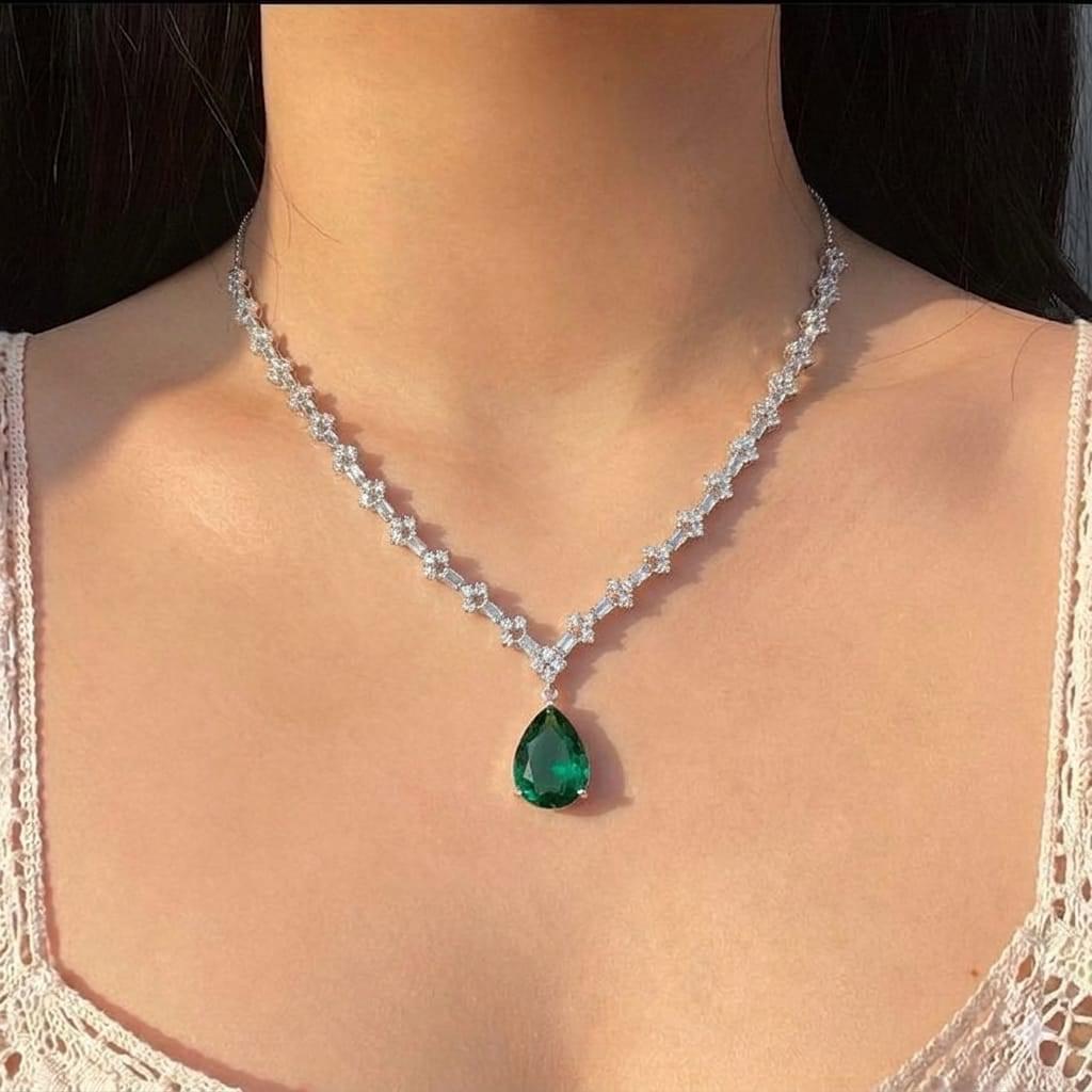 Pear-cut green doublet necklace#01