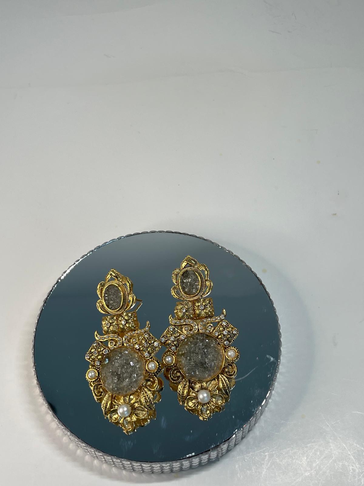 Grey crushed stone earring - Image 2