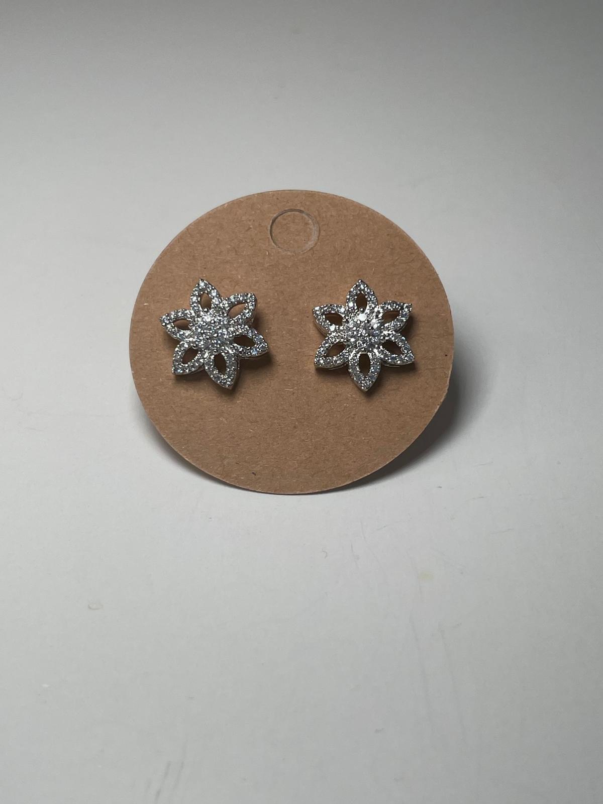Floral-inspired stud - Image 3