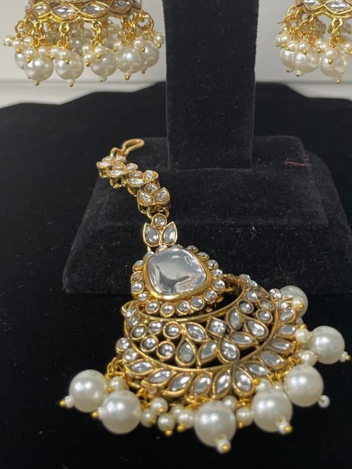 Exquisite Kundan and Pearl Jewelry Set - Image 2